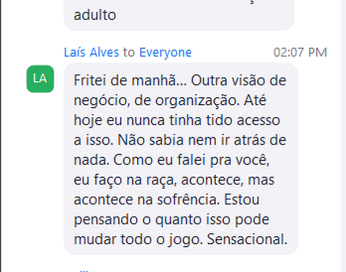 Comentário no chat do Zoom de uma participante contando que faz tudo na raça e na sofrência