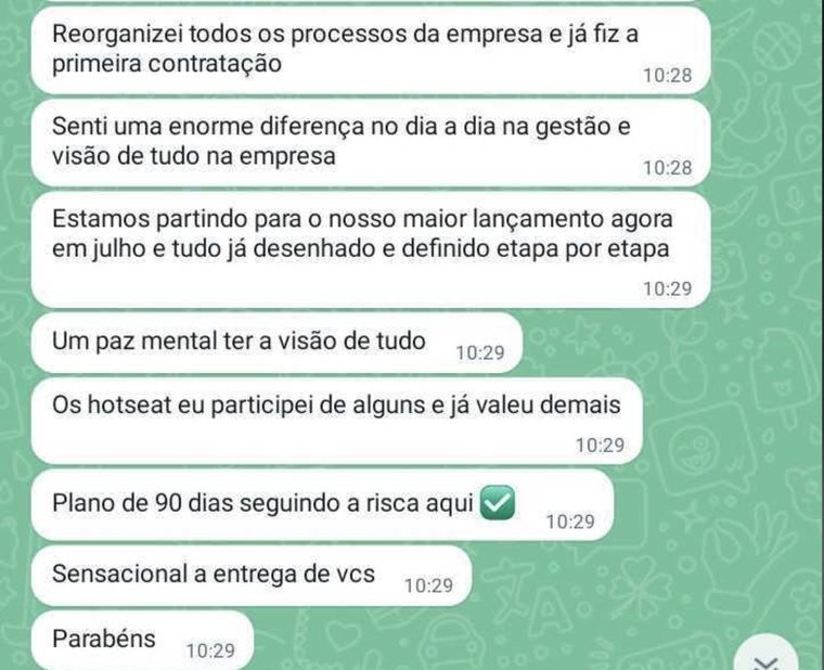 Mensagens de WhatsApp de um mentorado contando que reorganizou todos os processos da empresa e já fez a primeira contratação