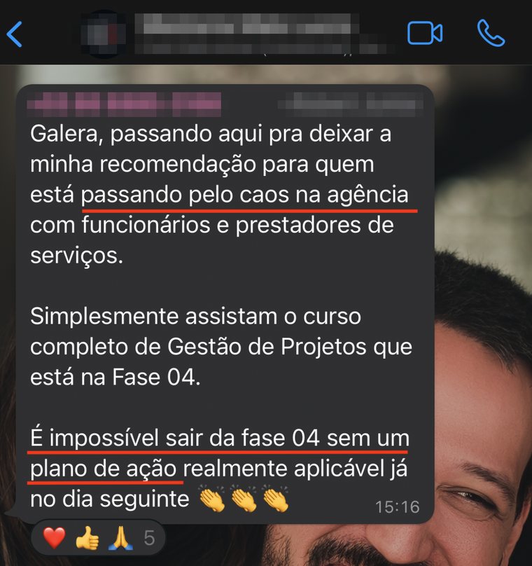 Mensagem de WhatsApp em grupo com o nome do remetente ocultado, recomendando o método para quem vive o caos da agência com funcionários e prestadores